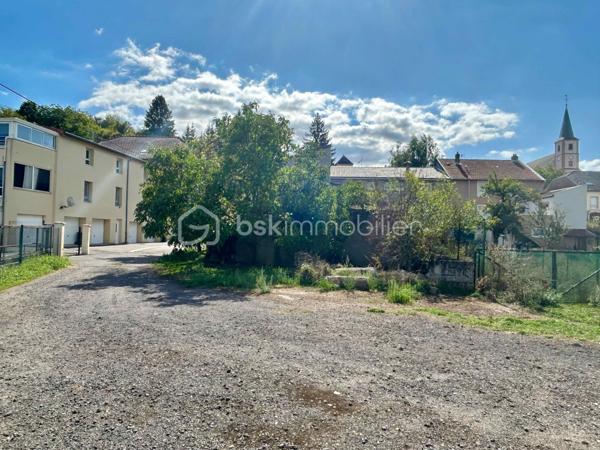Terrain constructible - potentiel petit collectif - proche Luxembourg et Thionville

À Koenigsmacker, idéalement situé à proximité de Thionville et de la frontière luxembourgeoise, ce terrain de 609 m2 offre un potentiel intéressant pour un investisseur, promoteur ou marchand de biens souhaitant étudier la réalisation d’un projet immobilier.

La partie constructible se compose de deux parcelles cadastrales (n°23 et 24) totalisant 279 m2, classées en zone Ua, avec des dimensions d’environ 15 x 19 mètres.
La configuration du terrain et son classement en zone urbaine permettent notamment d’envisager l’étude d’un projet de petit immeuble collectif, sous réserve de la faisabilité du projet, des règles du PLU et des autorisations d’urbanisme nécessaires.
Le foncier se situe en zone inondable. La construction reste possible sous conditions, avec notamment la nécessité de surélever le rez-de-chaussée conformément aux prescriptions applicables.

Le terrain est plat, non viabilisé et libre de constructeur. Une étude de sol G1 a déjà été réalisée. Un ancien garage/hangar est actuellement implanté sur la partie constructible.

L’ensemble est complété par une troisième parcelle (n°22) de 330 m2, classée en zone Nj et non constructible. Cette surface supplémentaire représente un atout pour un projet d’investissement, avec notamment la possibilité d’y envisager l’aménagement de places de stationnement, sous réserve du respect des règles d’urbanisme et des autorisations nécessaires.

Avec 609 m2 au total, dont 279 m2 constructibles, ce terrain constitue une opportunité à étudier pour développer un projet immobilier à vocation locative ou de revente, dans un secteur recherché du nord mosellan bénéficiant d’un accès rapide à Thionville et au Luxembourg.

Vous souhaitez étudier le potentiel de ce terrain et la faisabilité de votre projet immobilier ? Contactez-moi pour obtenir davantage d’informations et organiser une visite.
****************************************
