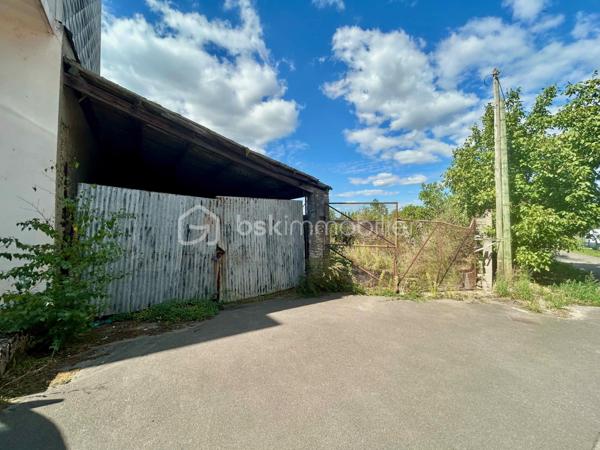 Terrain constructible - potentiel petit collectif - proche Luxembourg et Thionville

À Koenigsmacker, idéalement situé à proximité de Thionville et de la frontière luxembourgeoise, ce terrain de 609 m2 offre un potentiel intéressant pour un investisseur, promoteur ou marchand de biens souhaitant étudier la réalisation d’un projet immobilier.

La partie constructible se compose de deux parcelles cadastrales (n°23 et 24) totalisant 279 m2, classées en zone Ua, avec des dimensions d’environ 15 x 19 mètres.
La configuration du terrain et son classement en zone urbaine permettent notamment d’envisager l’étude d’un projet de petit immeuble collectif, sous réserve de la faisabilité du projet, des règles du PLU et des autorisations d’urbanisme nécessaires.
Le foncier se situe en zone inondable. La construction reste possible sous conditions, avec notamment la nécessité de surélever le rez-de-chaussée conformément aux prescriptions applicables.

Le terrain est plat, non viabilisé et libre de constructeur. Une étude de sol G1 a déjà été réalisée. Un ancien garage/hangar est actuellement implanté sur la partie constructible.

L’ensemble est complété par une troisième parcelle (n°22) de 330 m2, classée en zone Nj et non constructible. Cette surface supplémentaire représente un atout pour un projet d’investissement, avec notamment la possibilité d’y envisager l’aménagement de places de stationnement, sous réserve du respect des règles d’urbanisme et des autorisations nécessaires.

Avec 609 m2 au total, dont 279 m2 constructibles, ce terrain constitue une opportunité à étudier pour développer un projet immobilier à vocation locative ou de revente, dans un secteur recherché du nord mosellan bénéficiant d’un accès rapide à Thionville et au Luxembourg.

Vous souhaitez étudier le potentiel de ce terrain et la faisabilité de votre projet immobilier ? Contactez-moi pour obtenir davantage d’informations et organiser une visite.
****************************************