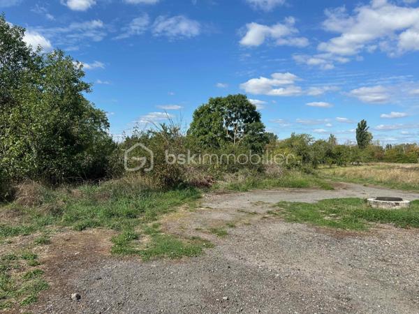 Terrain constructible - potentiel petit collectif - proche Luxembourg et Thionville

À Koenigsmacker, idéalement situé à proximité de Thionville et de la frontière luxembourgeoise, ce terrain de 609 m2 offre un potentiel intéressant pour un investisseur, promoteur ou marchand de biens souhaitant étudier la réalisation d’un projet immobilier.

La partie constructible se compose de deux parcelles cadastrales (n°23 et 24) totalisant 279 m2, classées en zone Ua, avec des dimensions d’environ 15 x 19 mètres.
La configuration du terrain et son classement en zone urbaine permettent notamment d’envisager l’étude d’un projet de petit immeuble collectif, sous réserve de la faisabilité du projet, des règles du PLU et des autorisations d’urbanisme nécessaires.
Le foncier se situe en zone inondable. La construction reste possible sous conditions, avec notamment la nécessité de surélever le rez-de-chaussée conformément aux prescriptions applicables.

Le terrain est plat, non viabilisé et libre de constructeur. Une étude de sol G1 a déjà été réalisée. Un ancien garage/hangar est actuellement implanté sur la partie constructible.

L’ensemble est complété par une troisième parcelle (n°22) de 330 m2, classée en zone Nj et non constructible. Cette surface supplémentaire représente un atout pour un projet d’investissement, avec notamment la possibilité d’y envisager l’aménagement de places de stationnement, sous réserve du respect des règles d’urbanisme et des autorisations nécessaires.

Avec 609 m2 au total, dont 279 m2 constructibles, ce terrain constitue une opportunité à étudier pour développer un projet immobilier à vocation locative ou de revente, dans un secteur recherché du nord mosellan bénéficiant d’un accès rapide à Thionville et au Luxembourg.

Vous souhaitez étudier le potentiel de ce terrain et la faisabilité de votre projet immobilier ? Contactez-moi pour obtenir davantage d’informations et organiser une visite.
****************************************