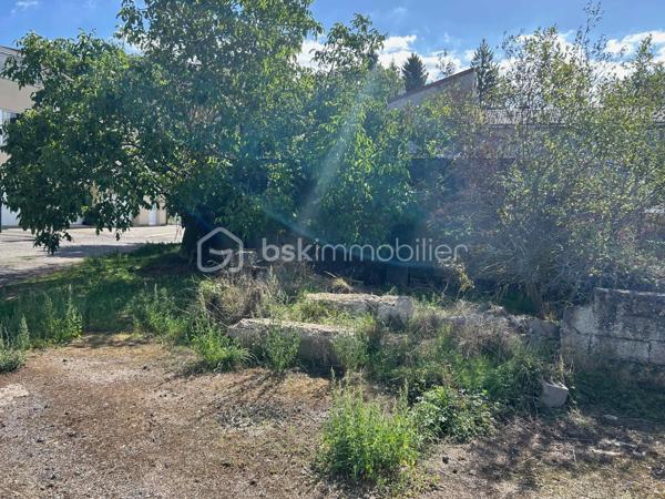 Terrain constructible - potentiel petit collectif - proche Luxembourg et Thionville

À Koenigsmacker, idéalement situé à proximité de Thionville et de la frontière luxembourgeoise, ce terrain de 609 m2 offre un potentiel intéressant pour un investisseur, promoteur ou marchand de biens souhaitant étudier la réalisation d’un projet immobilier.

La partie constructible se compose de deux parcelles cadastrales (n°23 et 24) totalisant 279 m2, classées en zone Ua, avec des dimensions d’environ 15 x 19 mètres.
La configuration du terrain et son classement en zone urbaine permettent notamment d’envisager l’étude d’un projet de petit immeuble collectif, sous réserve de la faisabilité du projet, des règles du PLU et des autorisations d’urbanisme nécessaires.
Le foncier se situe en zone inondable. La construction reste possible sous conditions, avec notamment la nécessité de surélever le rez-de-chaussée conformément aux prescriptions applicables.

Le terrain est plat, non viabilisé et libre de constructeur. Une étude de sol G1 a déjà été réalisée. Un ancien garage/hangar est actuellement implanté sur la partie constructible.

L’ensemble est complété par une troisième parcelle (n°22) de 330 m2, classée en zone Nj et non constructible. Cette surface supplémentaire représente un atout pour un projet d’investissement, avec notamment la possibilité d’y envisager l’aménagement de places de stationnement, sous réserve du respect des règles d’urbanisme et des autorisations nécessaires.

Avec 609 m2 au total, dont 279 m2 constructibles, ce terrain constitue une opportunité à étudier pour développer un projet immobilier à vocation locative ou de revente, dans un secteur recherché du nord mosellan bénéficiant d’un accès rapide à Thionville et au Luxembourg.

Vous souhaitez étudier le potentiel de ce terrain et la faisabilité de votre projet immobilier ? Contactez-moi pour obtenir davantage d’informations et organiser une visite.
****************************************