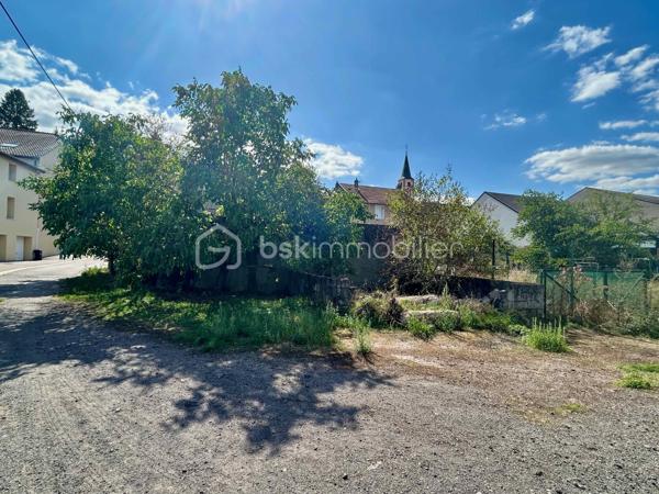 Terrain constructible - potentiel petit collectif - proche Luxembourg et Thionville

À Koenigsmacker, idéalement situé à proximité de Thionville et de la frontière luxembourgeoise, ce terrain de 609 m2 offre un potentiel intéressant pour un investisseur, promoteur ou marchand de biens souhaitant étudier la réalisation d’un projet immobilier.

La partie constructible se compose de deux parcelles cadastrales (n°23 et 24) totalisant 279 m2, classées en zone Ua, avec des dimensions d’environ 15 x 19 mètres.
La configuration du terrain et son classement en zone urbaine permettent notamment d’envisager l’étude d’un projet de petit immeuble collectif, sous réserve de la faisabilité du projet, des règles du PLU et des autorisations d’urbanisme nécessaires.
Le foncier se situe en zone inondable. La construction reste possible sous conditions, avec notamment la nécessité de surélever le rez-de-chaussée conformément aux prescriptions applicables.

Le terrain est plat, non viabilisé et libre de constructeur. Une étude de sol G1 a déjà été réalisée. Un ancien garage/hangar est actuellement implanté sur la partie constructible.

L’ensemble est complété par une troisième parcelle (n°22) de 330 m2, classée en zone Nj et non constructible. Cette surface supplémentaire représente un atout pour un projet d’investissement, avec notamment la possibilité d’y envisager l’aménagement de places de stationnement, sous réserve du respect des règles d’urbanisme et des autorisations nécessaires.

Avec 609 m2 au total, dont 279 m2 constructibles, ce terrain constitue une opportunité à étudier pour développer un projet immobilier à vocation locative ou de revente, dans un secteur recherché du nord mosellan bénéficiant d’un accès rapide à Thionville et au Luxembourg.

Vous souhaitez étudier le potentiel de ce terrain et la faisabilité de votre projet immobilier ? Contactez-moi pour obtenir davantage d’informations et organiser une visite.
****************************************