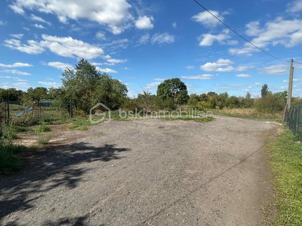 Terrain constructible - potentiel petit collectif - proche Luxembourg et Thionville

À Koenigsmacker, idéalement situé à proximité de Thionville et de la frontière luxembourgeoise, ce terrain de 609 m2 offre un potentiel intéressant pour un investisseur, promoteur ou marchand de biens souhaitant étudier la réalisation d’un projet immobilier.

La partie constructible se compose de deux parcelles cadastrales (n°23 et 24) totalisant 279 m2, classées en zone Ua, avec des dimensions d’environ 15 x 19 mètres.
La configuration du terrain et son classement en zone urbaine permettent notamment d’envisager l’étude d’un projet de petit immeuble collectif, sous réserve de la faisabilité du projet, des règles du PLU et des autorisations d’urbanisme nécessaires.
Le foncier se situe en zone inondable. La construction reste possible sous conditions, avec notamment la nécessité de surélever le rez-de-chaussée conformément aux prescriptions applicables.

Le terrain est plat, non viabilisé et libre de constructeur. Une étude de sol G1 a déjà été réalisée. Un ancien garage/hangar est actuellement implanté sur la partie constructible.

L’ensemble est complété par une troisième parcelle (n°22) de 330 m2, classée en zone Nj et non constructible. Cette surface supplémentaire représente un atout pour un projet d’investissement, avec notamment la possibilité d’y envisager l’aménagement de places de stationnement, sous réserve du respect des règles d’urbanisme et des autorisations nécessaires.

Avec 609 m2 au total, dont 279 m2 constructibles, ce terrain constitue une opportunité à étudier pour développer un projet immobilier à vocation locative ou de revente, dans un secteur recherché du nord mosellan bénéficiant d’un accès rapide à Thionville et au Luxembourg.

Vous souhaitez étudier le potentiel de ce terrain et la faisabilité de votre projet immobilier ? Contactez-moi pour obtenir davantage d’informations et organiser une visite.
****************************************