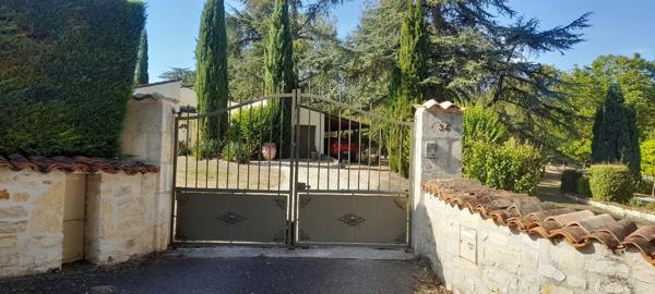 Voeuil et Giget. Maison 130 m² avec terrain et piscine
