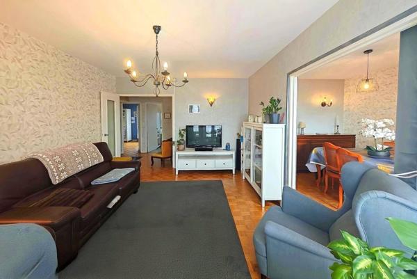 Grand appartement T4 avec belle vue dégagée sur la ville et balcon !