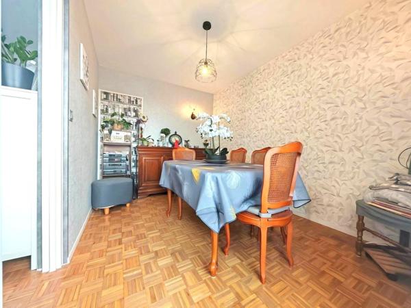 Grand appartement T4 avec belle vue dégagée sur la ville et balcon !