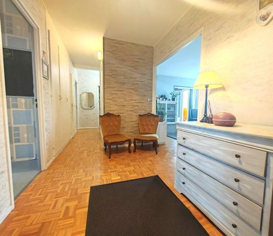 Grand appartement T4 avec belle vue dégagée sur la ville et balcon !