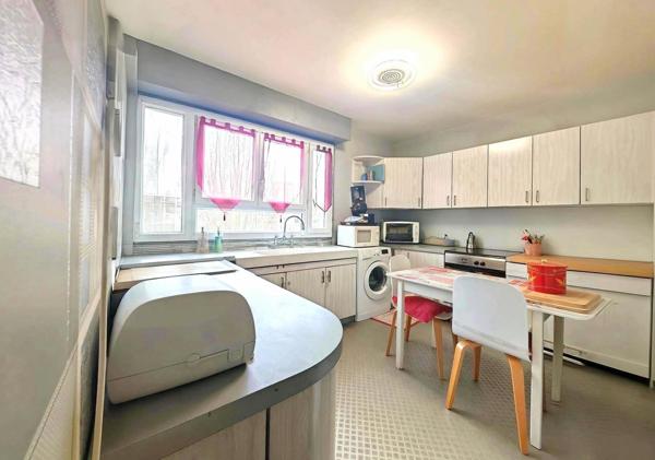 Grand appartement T4 avec belle vue dégagée sur la ville et balcon !