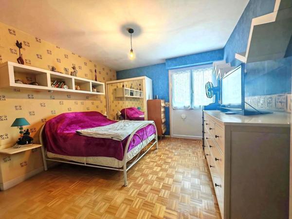 Grand appartement T4 avec belle vue dégagée sur la ville et balcon !