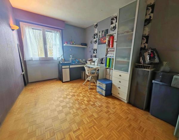Grand appartement T4 avec belle vue dégagée sur la ville et balcon !