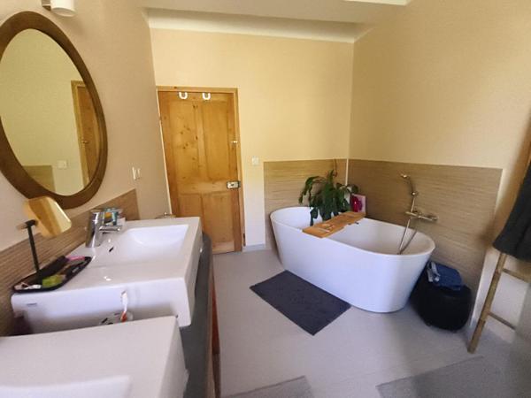 MAISON ENTIEREMENT RESTAUREE AVEC SALLE A MANGER DE 78 M2