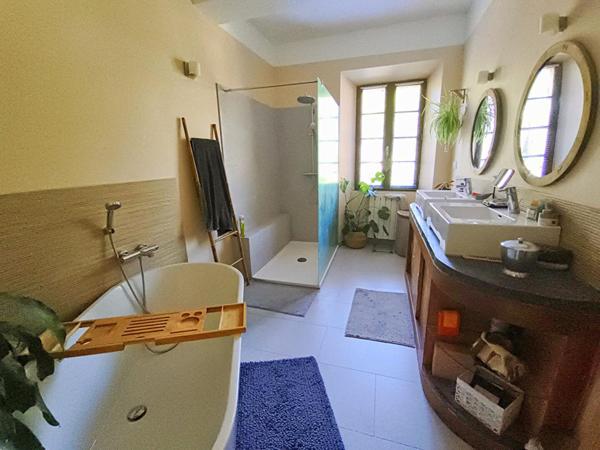 MAISON ENTIEREMENT RESTAUREE AVEC SALLE A MANGER DE 78 M2