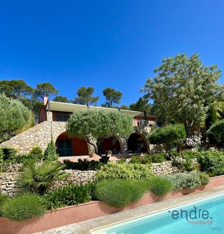 Superbe villa avec vue imprenable, piscine et jardin paysager.