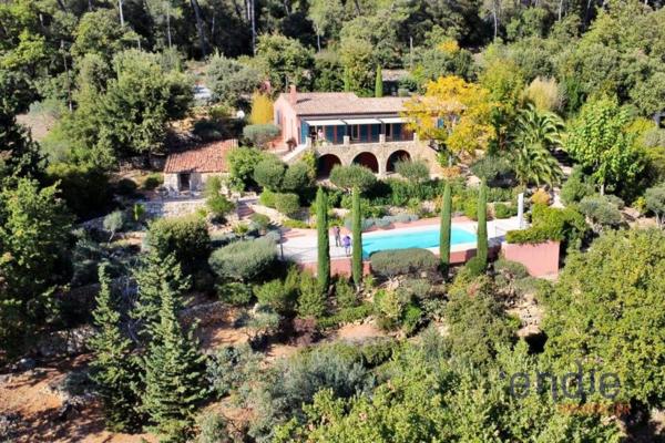 Superbe villa avec vue imprenable, piscine et jardin paysager.
