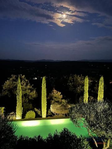Superbe villa avec vue imprenable, piscine et jardin paysager.