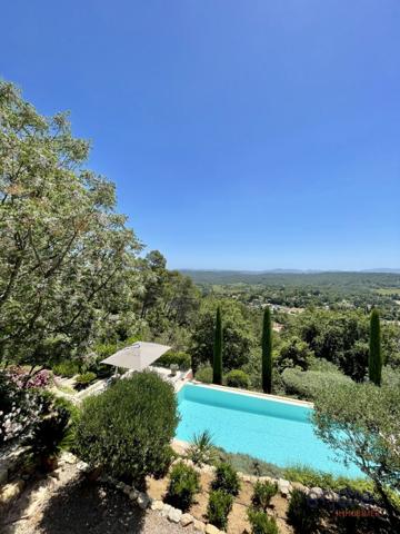 Superbe villa avec vue imprenable, piscine et jardin paysager.