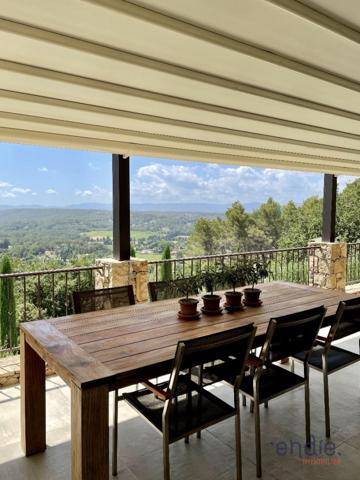 Superbe villa avec vue imprenable, piscine et jardin paysager.