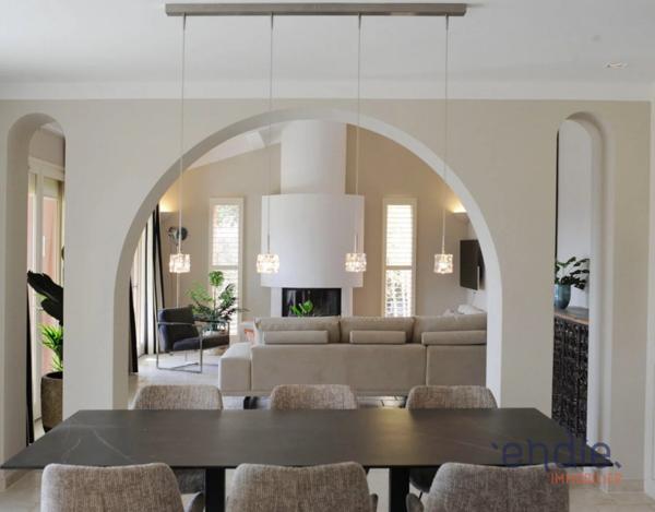 Superbe villa avec vue imprenable, piscine et jardin paysager.