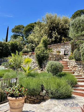 Superbe villa avec vue imprenable, piscine et jardin paysager.