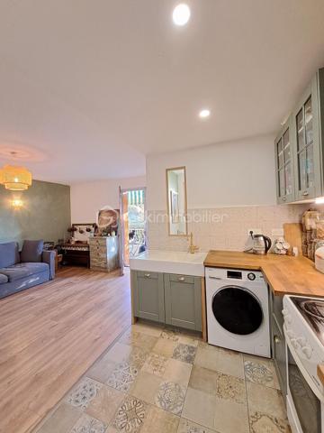 Un petit cocon avec extérieur, à quelques minutes du centre et des plages !

À Sanary-sur-Mer, dans un secteur recherché et idéalement situé à proximité des commerces, du centre-ville et du littoral, découvrez ce charmant appartement initialement conçu en studio et astucieusement transformé en T2;

Situé en rez-de-jardin, il offre une belle luminosité et une configuration particulièrement fonctionnelle. Son espace nuit distinct et fermé permet de préserver une véritable intimité, tout en profitant d’une agréable pièce de vie.

Côté extérieur, vous apprécierez son balcon prolongé par un petit jardinet privatif, un véritable atout pour profiter d’un café au soleil, installer quelques plantes ou simplement vous détendre au calme.

Les + qui font la différence :
Emplacement privilégié à Sanary-sur-Mer
Centre-ville, commerces et plages facilement accessibles
T2 avec véritable espace nuit fermé
Balcon + jardinet privatif
Place de parking privative
Local vélo
Faibles charges de copropriété
Pas de procédure en cours

Que vous recherchiez une résidence principale, un pied-à-terre en bord de mer, un espace professionnel ou un investissement locatif, ce bien offre de nombreuses possibilités.

Un appartement rare sur le secteur, qui combine emplacement, extérieur et stationnement privatif.

Ne laissez pas passer cette opportunité de profiter pleinement de la douceur de vivre de Sanary-sur-Mer.

Contactez-moi dès maintenant pour obtenir plus d’informations ou organiser une visite.