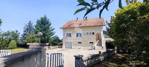 Maison de caractère avec 6 chambres, 2 garages et fort potentiel