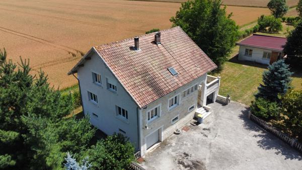 Maison de caractère avec 6 chambres, 2 garages et fort potentiel