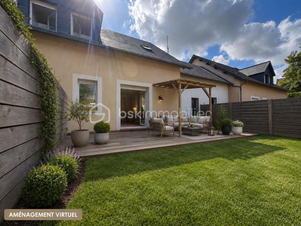 À Équemauville, dans un secteur recherché à proximité immédiate de Honfleur et avec les commodités accessibles à pied, découvrez cette maison mitoyenne offrant de beaux volumes et un agencement familial.

Au rez-de-chaussée, vous serez accueilli par une belle pièce de vie lumineuse avec coin cuisine, bénéficiant d’un accès direct au jardin et à sa terrasse en bois, idéale pour profiter des beaux jours.

Un WC indépendant avec espace buanderie complète ce niveau.

À l’étage, l’espace nuit se compose de trois chambres, avec la possibilité d’en créer une quatrième selon vos besoins, ainsi que d’une salle d’eau.

La maison dispose également d’un garage, un véritable atout au quotidien.

Une maison fonctionnelle et lumineuse, idéale pour une famille ou pour profiter d’une résidence à quelques minutes seulement de Honfleur.

Les + : proximité de Honfleur • commodités à pied • belle pièce de vie lumineuse • jardin avec terrasse bois • 3 chambres avec possibilité de 4 • garage.