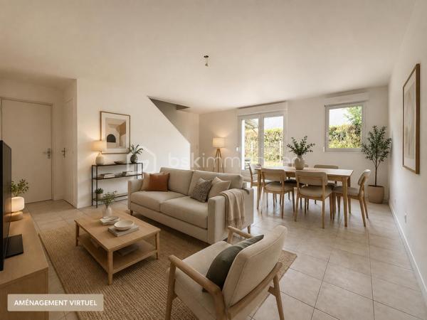 À Équemauville, dans un secteur recherché à proximité immédiate de Honfleur et avec les commodités accessibles à pied, découvrez cette maison mitoyenne offrant de beaux volumes et un agencement familial.

Au rez-de-chaussée, vous serez accueilli par une belle pièce de vie lumineuse avec coin cuisine, bénéficiant d’un accès direct au jardin et à sa terrasse en bois, idéale pour profiter des beaux jours.

Un WC indépendant avec espace buanderie complète ce niveau.

À l’étage, l’espace nuit se compose de trois chambres, avec la possibilité d’en créer une quatrième selon vos besoins, ainsi que d’une salle d’eau.

La maison dispose également d’un garage, un véritable atout au quotidien.

Une maison fonctionnelle et lumineuse, idéale pour une famille ou pour profiter d’une résidence à quelques minutes seulement de Honfleur.

Les + : proximité de Honfleur • commodités à pied • belle pièce de vie lumineuse • jardin avec terrasse bois • 3 chambres avec possibilité de 4 • garage.