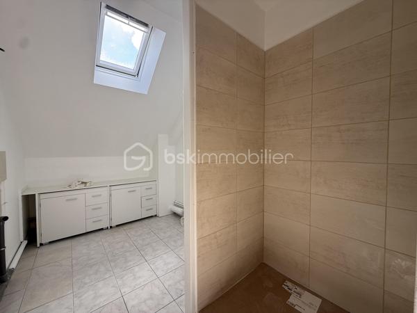 À Équemauville, dans un secteur recherché à proximité immédiate de Honfleur et avec les commodités accessibles à pied, découvrez cette maison mitoyenne offrant de beaux volumes et un agencement familial.

Au rez-de-chaussée, vous serez accueilli par une belle pièce de vie lumineuse avec coin cuisine, bénéficiant d’un accès direct au jardin et à sa terrasse en bois, idéale pour profiter des beaux jours.

Un WC indépendant avec espace buanderie complète ce niveau.

À l’étage, l’espace nuit se compose de trois chambres, avec la possibilité d’en créer une quatrième selon vos besoins, ainsi que d’une salle d’eau.

La maison dispose également d’un garage, un véritable atout au quotidien.

Une maison fonctionnelle et lumineuse, idéale pour une famille ou pour profiter d’une résidence à quelques minutes seulement de Honfleur.

Les + : proximité de Honfleur • commodités à pied • belle pièce de vie lumineuse • jardin avec terrasse bois • 3 chambres avec possibilité de 4 • garage.