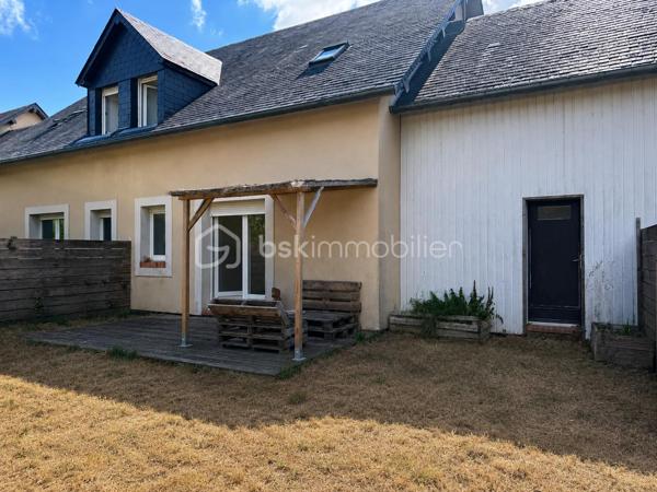 À Équemauville, dans un secteur recherché à proximité immédiate de Honfleur et avec les commodités accessibles à pied, découvrez cette maison mitoyenne offrant de beaux volumes et un agencement familial.

Au rez-de-chaussée, vous serez accueilli par une belle pièce de vie lumineuse avec coin cuisine, bénéficiant d’un accès direct au jardin et à sa terrasse en bois, idéale pour profiter des beaux jours.

Un WC indépendant avec espace buanderie complète ce niveau.

À l’étage, l’espace nuit se compose de trois chambres, avec la possibilité d’en créer une quatrième selon vos besoins, ainsi que d’une salle d’eau.

La maison dispose également d’un garage, un véritable atout au quotidien.

Une maison fonctionnelle et lumineuse, idéale pour une famille ou pour profiter d’une résidence à quelques minutes seulement de Honfleur.

Les + : proximité de Honfleur • commodités à pied • belle pièce de vie lumineuse • jardin avec terrasse bois • 3 chambres avec possibilité de 4 • garage.
