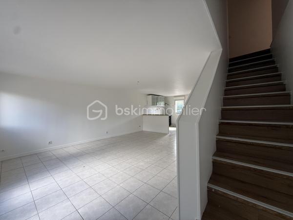 À Équemauville, dans un secteur recherché à proximité immédiate de Honfleur et avec les commodités accessibles à pied, découvrez cette maison mitoyenne offrant de beaux volumes et un agencement familial.

Au rez-de-chaussée, vous serez accueilli par une belle pièce de vie lumineuse avec coin cuisine, bénéficiant d’un accès direct au jardin et à sa terrasse en bois, idéale pour profiter des beaux jours.

Un WC indépendant avec espace buanderie complète ce niveau.

À l’étage, l’espace nuit se compose de trois chambres, avec la possibilité d’en créer une quatrième selon vos besoins, ainsi que d’une salle d’eau.

La maison dispose également d’un garage, un véritable atout au quotidien.

Une maison fonctionnelle et lumineuse, idéale pour une famille ou pour profiter d’une résidence à quelques minutes seulement de Honfleur.

Les + : proximité de Honfleur • commodités à pied • belle pièce de vie lumineuse • jardin avec terrasse bois • 3 chambres avec possibilité de 4 • garage.