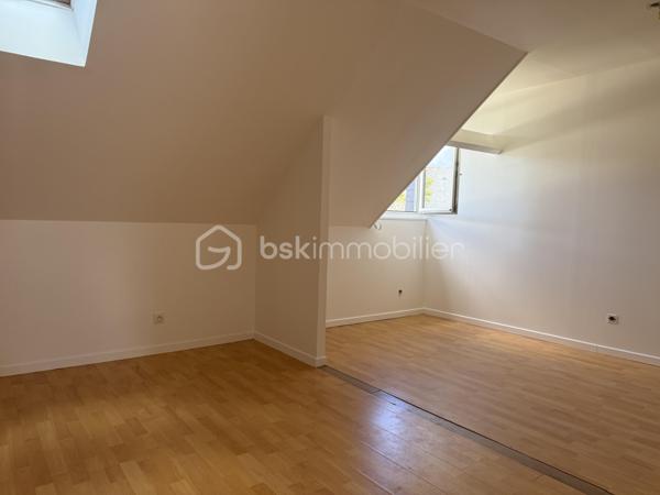 À Équemauville, dans un secteur recherché à proximité immédiate de Honfleur et avec les commodités accessibles à pied, découvrez cette maison mitoyenne offrant de beaux volumes et un agencement familial.

Au rez-de-chaussée, vous serez accueilli par une belle pièce de vie lumineuse avec coin cuisine, bénéficiant d’un accès direct au jardin et à sa terrasse en bois, idéale pour profiter des beaux jours.

Un WC indépendant avec espace buanderie complète ce niveau.

À l’étage, l’espace nuit se compose de trois chambres, avec la possibilité d’en créer une quatrième selon vos besoins, ainsi que d’une salle d’eau.

La maison dispose également d’un garage, un véritable atout au quotidien.

Une maison fonctionnelle et lumineuse, idéale pour une famille ou pour profiter d’une résidence à quelques minutes seulement de Honfleur.

Les + : proximité de Honfleur • commodités à pied • belle pièce de vie lumineuse • jardin avec terrasse bois • 3 chambres avec possibilité de 4 • garage.