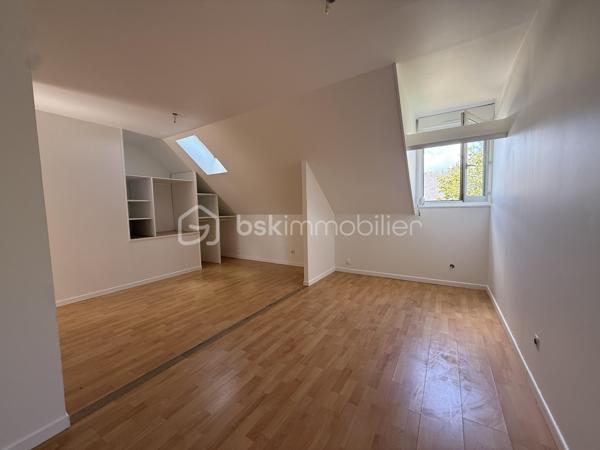 À Équemauville, dans un secteur recherché à proximité immédiate de Honfleur et avec les commodités accessibles à pied, découvrez cette maison mitoyenne offrant de beaux volumes et un agencement familial.

Au rez-de-chaussée, vous serez accueilli par une belle pièce de vie lumineuse avec coin cuisine, bénéficiant d’un accès direct au jardin et à sa terrasse en bois, idéale pour profiter des beaux jours.

Un WC indépendant avec espace buanderie complète ce niveau.

À l’étage, l’espace nuit se compose de trois chambres, avec la possibilité d’en créer une quatrième selon vos besoins, ainsi que d’une salle d’eau.

La maison dispose également d’un garage, un véritable atout au quotidien.

Une maison fonctionnelle et lumineuse, idéale pour une famille ou pour profiter d’une résidence à quelques minutes seulement de Honfleur.

Les + : proximité de Honfleur • commodités à pied • belle pièce de vie lumineuse • jardin avec terrasse bois • 3 chambres avec possibilité de 4 • garage.
