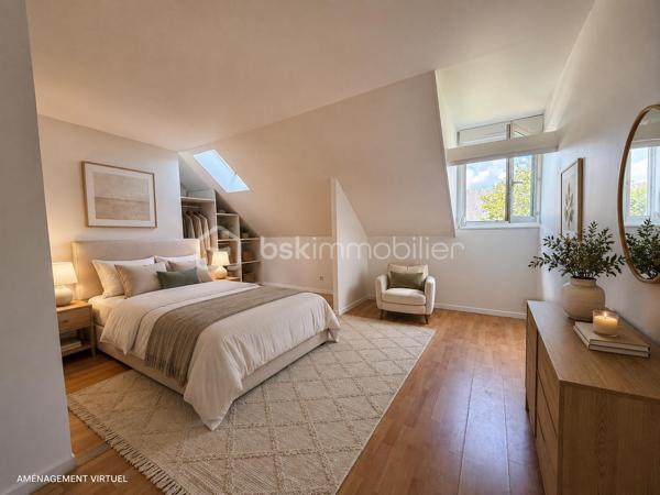 À Équemauville, dans un secteur recherché à proximité immédiate de Honfleur et avec les commodités accessibles à pied, découvrez cette maison mitoyenne offrant de beaux volumes et un agencement familial.

Au rez-de-chaussée, vous serez accueilli par une belle pièce de vie lumineuse avec coin cuisine, bénéficiant d’un accès direct au jardin et à sa terrasse en bois, idéale pour profiter des beaux jours.

Un WC indépendant avec espace buanderie complète ce niveau.

À l’étage, l’espace nuit se compose de trois chambres, avec la possibilité d’en créer une quatrième selon vos besoins, ainsi que d’une salle d’eau.

La maison dispose également d’un garage, un véritable atout au quotidien.

Une maison fonctionnelle et lumineuse, idéale pour une famille ou pour profiter d’une résidence à quelques minutes seulement de Honfleur.

Les + : proximité de Honfleur • commodités à pied • belle pièce de vie lumineuse • jardin avec terrasse bois • 3 chambres avec possibilité de 4 • garage.