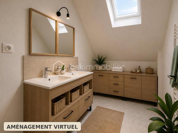 À Équemauville, dans un secteur recherché à proximité immédiate de Honfleur et avec les commodités accessibles à pied, découvrez cette maison mitoyenne offrant de beaux volumes et un agencement familial.

Au rez-de-chaussée, vous serez accueilli par une belle pièce de vie lumineuse avec coin cuisine, bénéficiant d’un accès direct au jardin et à sa terrasse en bois, idéale pour profiter des beaux jours.

Un WC indépendant avec espace buanderie complète ce niveau.

À l’étage, l’espace nuit se compose de trois chambres, avec la possibilité d’en créer une quatrième selon vos besoins, ainsi que d’une salle d’eau.

La maison dispose également d’un garage, un véritable atout au quotidien.

Une maison fonctionnelle et lumineuse, idéale pour une famille ou pour profiter d’une résidence à quelques minutes seulement de Honfleur.

Les + : proximité de Honfleur • commodités à pied • belle pièce de vie lumineuse • jardin avec terrasse bois • 3 chambres avec possibilité de 4 • garage.