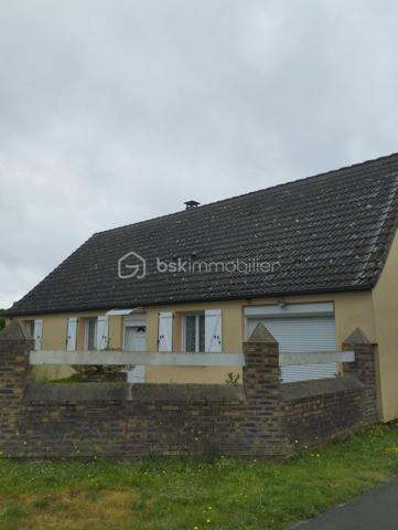 BSK IMMOBILIER est heureux de vous présenter cette nouveauté rare sur le marché, un pavillon de plain-pied dans un quartier recherché d'Argentan.
Il se compose d'une entrée, d'une cuisine ouverte sur le séjour-salon avec cheminée et poêle à granulés, d'un WC indépendant, d'une salle d'eau récente ainsi que quatre chambres.
Vous pourrez également profiter d'un bel espace extérieur comprenant une terrasse bien exposée et au calme, ainsi que d'un garage avec son accès goudronné pour faciliter l'accès et l'entretien.
Ce pavillon a été isolé par l'extérieur, il y a eu également un renfort d'isolation dans les combles, les huisseries ont été changées, ce qui améliore nettement son confort thermique.
Appelez-moi pour plus de renseignements et visiter (photos retouchées avec IA) !!!