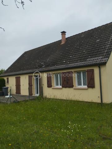 BSK IMMOBILIER est heureux de vous présenter cette nouveauté rare sur le marché, un pavillon de plain-pied dans un quartier recherché d'Argentan.
Il se compose d'une entrée, d'une cuisine ouverte sur le séjour-salon avec cheminée et poêle à granulés, d'un WC indépendant, d'une salle d'eau récente ainsi que quatre chambres.
Vous pourrez également profiter d'un bel espace extérieur comprenant une terrasse bien exposée et au calme, ainsi que d'un garage avec son accès goudronné pour faciliter l'accès et l'entretien.
Ce pavillon a été isolé par l'extérieur, il y a eu également un renfort d'isolation dans les combles, les huisseries ont été changées, ce qui améliore nettement son confort thermique.
Appelez-moi pour plus de renseignements et visiter (photos retouchées avec IA) !!!