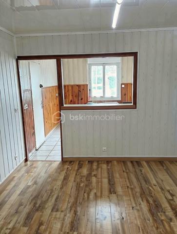 BSK IMMOBILIER est heureux de vous présenter cette nouveauté rare sur le marché, un pavillon de plain-pied dans un quartier recherché d'Argentan.
Il se compose d'une entrée, d'une cuisine ouverte sur le séjour-salon avec cheminée et poêle à granulés, d'un WC indépendant, d'une salle d'eau récente ainsi que quatre chambres.
Vous pourrez également profiter d'un bel espace extérieur comprenant une terrasse bien exposée et au calme, ainsi que d'un garage avec son accès goudronné pour faciliter l'accès et l'entretien.
Ce pavillon a été isolé par l'extérieur, il y a eu également un renfort d'isolation dans les combles, les huisseries ont été changées, ce qui améliore nettement son confort thermique.
Appelez-moi pour plus de renseignements et visiter (photos retouchées avec IA) !!!