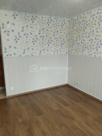 BSK IMMOBILIER est heureux de vous présenter cette nouveauté rare sur le marché, un pavillon de plain-pied dans un quartier recherché d'Argentan.
Il se compose d'une entrée, d'une cuisine ouverte sur le séjour-salon avec cheminée et poêle à granulés, d'un WC indépendant, d'une salle d'eau récente ainsi que quatre chambres.
Vous pourrez également profiter d'un bel espace extérieur comprenant une terrasse bien exposée et au calme, ainsi que d'un garage avec son accès goudronné pour faciliter l'accès et l'entretien.
Ce pavillon a été isolé par l'extérieur, il y a eu également un renfort d'isolation dans les combles, les huisseries ont été changées, ce qui améliore nettement son confort thermique.
Appelez-moi pour plus de renseignements et visiter (photos retouchées avec IA) !!!