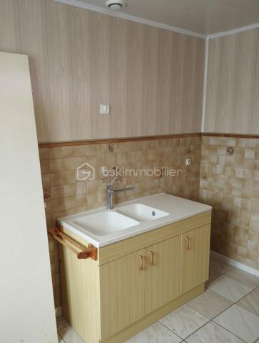 BSK IMMOBILIER est heureux de vous présenter cette nouveauté rare sur le marché, un pavillon de plain-pied dans un quartier recherché d'Argentan.
Il se compose d'une entrée, d'une cuisine ouverte sur le séjour-salon avec cheminée et poêle à granulés, d'un WC indépendant, d'une salle d'eau récente ainsi que quatre chambres.
Vous pourrez également profiter d'un bel espace extérieur comprenant une terrasse bien exposée et au calme, ainsi que d'un garage avec son accès goudronné pour faciliter l'accès et l'entretien.
Ce pavillon a été isolé par l'extérieur, il y a eu également un renfort d'isolation dans les combles, les huisseries ont été changées, ce qui améliore nettement son confort thermique.
Appelez-moi pour plus de renseignements et visiter (photos retouchées avec IA) !!!
