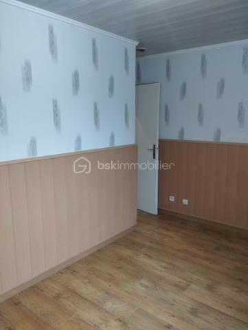BSK IMMOBILIER est heureux de vous présenter cette nouveauté rare sur le marché, un pavillon de plain-pied dans un quartier recherché d'Argentan.
Il se compose d'une entrée, d'une cuisine ouverte sur le séjour-salon avec cheminée et poêle à granulés, d'un WC indépendant, d'une salle d'eau récente ainsi que quatre chambres.
Vous pourrez également profiter d'un bel espace extérieur comprenant une terrasse bien exposée et au calme, ainsi que d'un garage avec son accès goudronné pour faciliter l'accès et l'entretien.
Ce pavillon a été isolé par l'extérieur, il y a eu également un renfort d'isolation dans les combles, les huisseries ont été changées, ce qui améliore nettement son confort thermique.
Appelez-moi pour plus de renseignements et visiter (photos retouchées avec IA) !!!