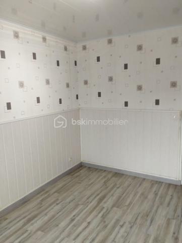 BSK IMMOBILIER est heureux de vous présenter cette nouveauté rare sur le marché, un pavillon de plain-pied dans un quartier recherché d'Argentan.
Il se compose d'une entrée, d'une cuisine ouverte sur le séjour-salon avec cheminée et poêle à granulés, d'un WC indépendant, d'une salle d'eau récente ainsi que quatre chambres.
Vous pourrez également profiter d'un bel espace extérieur comprenant une terrasse bien exposée et au calme, ainsi que d'un garage avec son accès goudronné pour faciliter l'accès et l'entretien.
Ce pavillon a été isolé par l'extérieur, il y a eu également un renfort d'isolation dans les combles, les huisseries ont été changées, ce qui améliore nettement son confort thermique.
Appelez-moi pour plus de renseignements et visiter (photos retouchées avec IA) !!!