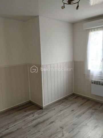 BSK IMMOBILIER est heureux de vous présenter cette nouveauté rare sur le marché, un pavillon de plain-pied dans un quartier recherché d'Argentan.
Il se compose d'une entrée, d'une cuisine ouverte sur le séjour-salon avec cheminée et poêle à granulés, d'un WC indépendant, d'une salle d'eau récente ainsi que quatre chambres.
Vous pourrez également profiter d'un bel espace extérieur comprenant une terrasse bien exposée et au calme, ainsi que d'un garage avec son accès goudronné pour faciliter l'accès et l'entretien.
Ce pavillon a été isolé par l'extérieur, il y a eu également un renfort d'isolation dans les combles, les huisseries ont été changées, ce qui améliore nettement son confort thermique.
Appelez-moi pour plus de renseignements et visiter (photos retouchées avec IA) !!!