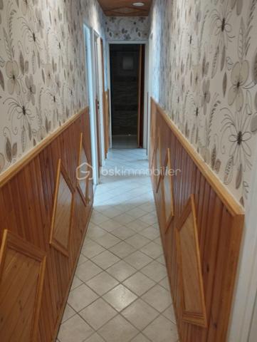BSK IMMOBILIER est heureux de vous présenter cette nouveauté rare sur le marché, un pavillon de plain-pied dans un quartier recherché d'Argentan.
Il se compose d'une entrée, d'une cuisine ouverte sur le séjour-salon avec cheminée et poêle à granulés, d'un WC indépendant, d'une salle d'eau récente ainsi que quatre chambres.
Vous pourrez également profiter d'un bel espace extérieur comprenant une terrasse bien exposée et au calme, ainsi que d'un garage avec son accès goudronné pour faciliter l'accès et l'entretien.
Ce pavillon a été isolé par l'extérieur, il y a eu également un renfort d'isolation dans les combles, les huisseries ont été changées, ce qui améliore nettement son confort thermique.
Appelez-moi pour plus de renseignements et visiter (photos retouchées avec IA) !!!