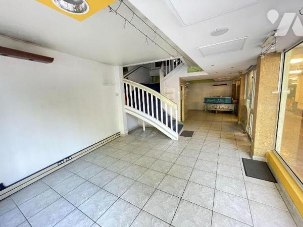 A vendre - Manosque (04) - Alpes de Haute Provence: Local commercial et bureaux d'env 156 m² of...