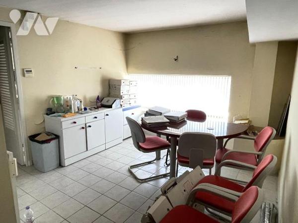 A vendre - Manosque (04) - Alpes de Haute Provence: Local commercial et bureaux d'env 156 m² of...