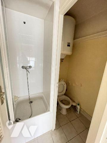 A vendre - Manosque (04) - Alpes de Haute Provence: Local commercial et bureaux d'env 156 m² of...