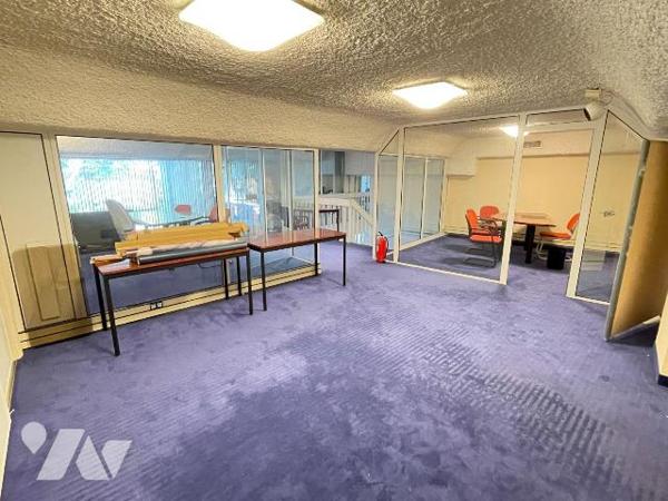 A vendre - Manosque (04) - Alpes de Haute Provence: Local commercial et bureaux d'env 156 m² of...