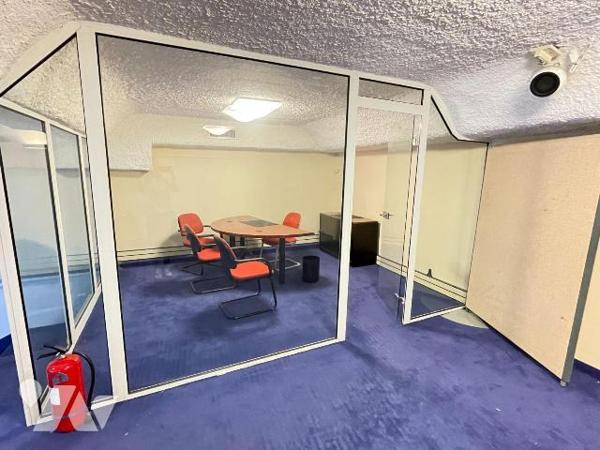 A vendre - Manosque (04) - Alpes de Haute Provence: Local commercial et bureaux d'env 156 m² of...