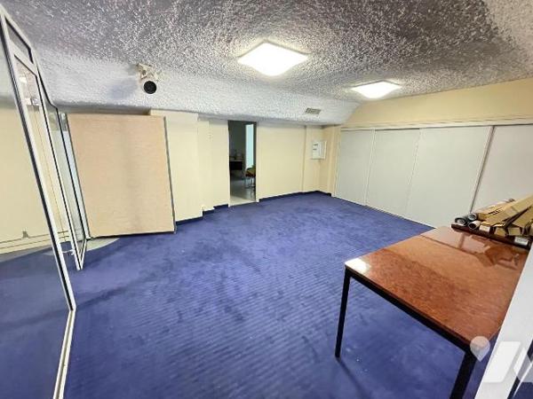 A vendre - Manosque (04) - Alpes de Haute Provence: Local commercial et bureaux d'env 156 m² of...