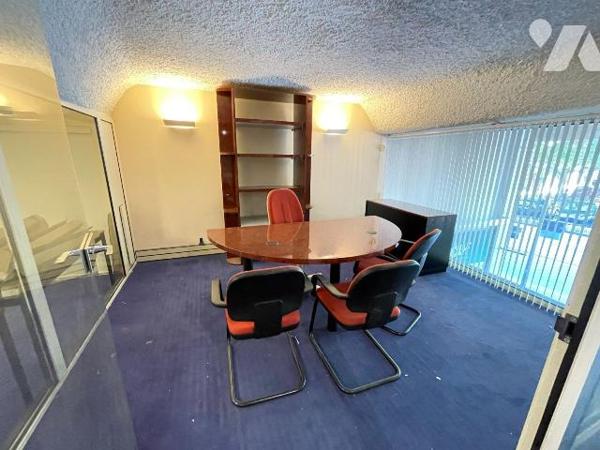 A vendre - Manosque (04) - Alpes de Haute Provence: Local commercial et bureaux d'env 156 m² of...